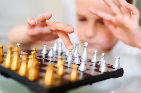 Concentré garçon jouant aux échecs à la maison. École enfant et jeu de société Images De Stock Libres De Droits