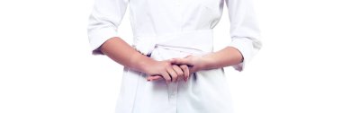 Arkaplanda beyaz önlüklü bir doktorun çapraz kolları var.