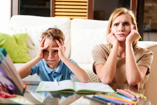 Maman et fils écolier sont contrariés et ne peuvent pas terminer leurs devoirs — Photo