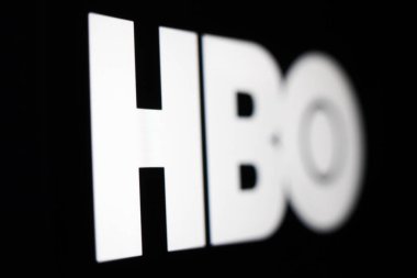 Kyiv, Ukrayna - 9 Mart 2021: Ekranda HBO (Home Box Office) logosu. HBO, Amerika Birleşik Devletleri 'nin en eski televizyon aboneliği olan bir televizyon kanalıdır.. 