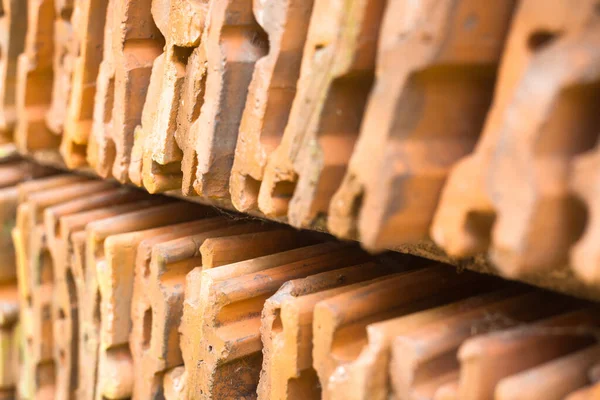オレンジの屋根瓦 建設資材だ 屋根材だ タイルのスタック — ストック写真