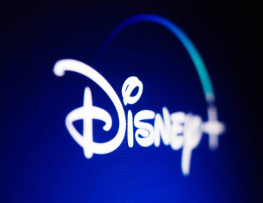 Kyiv, Ukrayna - 9 Mart 2021: Ekranda Disney logosu. Walt Disney Company (İngilizce: Walt Disney Company, yaygın olarak Disney olarak bilinir), Amerika Birleşik Devletleri 'nin çok uluslu kitle iletişim ve eğlence şirketidir..