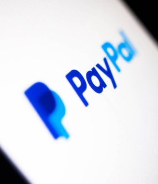 Kyiv, Ukrayna - 9 Mart 2021: Ekranda PayPal logosu. PayPal çevrimiçi ödeme sistemi işleten bir Amerikan şirketidir.. 