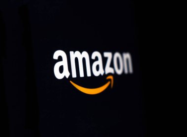 Kyiv, Ukrayna - 9 Mart 2021: Amazon logosu ekranda. Amazon, e-ticaret, bulut hesaplama, dijital akış ve yapay zekaya odaklanan bir Amerikan çokuluslu teknoloji şirketidir..