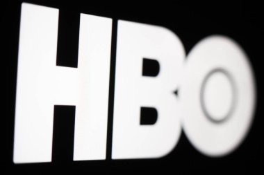 Kyiv, Ukrayna - 9 Mart 2021: Ekranda HBO (Home Box Office) logosu. HBO, Amerika Birleşik Devletleri 'nin en eski televizyon aboneliği olan bir televizyon kanalıdır.. 