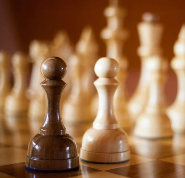 Wooden Chess Pieces Chessboard Black White Pawns Foreground — Fotografia de Stock