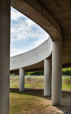 Sınıf ayrımlı yol kavşağının rampası. Alt görünüm.
