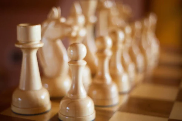 Bílé Dřevěné Šachové Figurky Šachovnici Připraven Hru — Stock fotografie