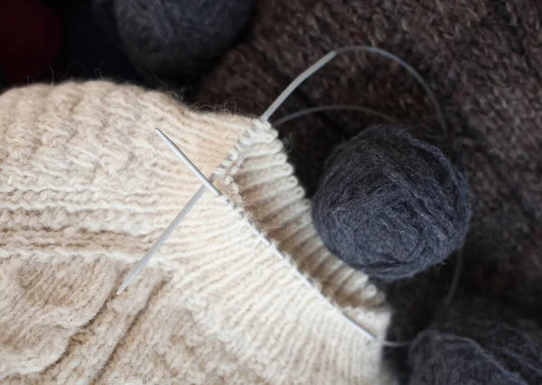 編み物 毛糸の玉で針を編む ニット生地 — ストック写真