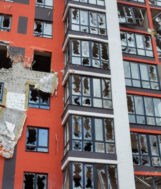 Irpin, Kyiv bölgesi, Ukrayna - 12 Nisan 2022: Rus işgali. Yerleşim yerleri, Rus bombardımanlarından zarar gördü. Bombardıman ve ateş izleri. Yıkılmış daireler.