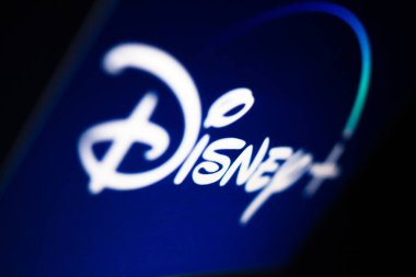 Kyiv, Ukrayna - 9 Mart 2021: Ekranda Disney logosu. Walt Disney Company (İngilizce: Walt Disney Company, yaygın olarak Disney olarak bilinir), Amerika Birleşik Devletleri 'nin çok uluslu kitle iletişim ve eğlence şirketidir..
