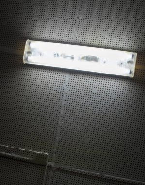 Tavandaki lamba karanlıkta parlıyor. Elektrik ışığı.