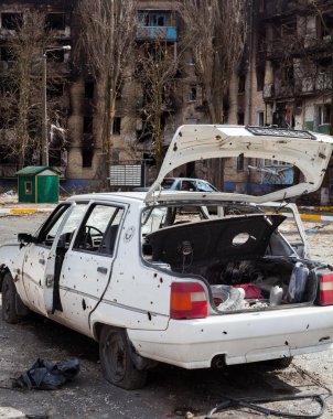 Irpin, Kyiv bölgesi, Ukrayna - 12 Nisan 2022: Rus işgali. Araba Rus bombardımanından hasar gördü. Yerleşim bölgesi Rus bombardımanlarıyla yok edildi. Bombardıman ve ateş izleri var.. 