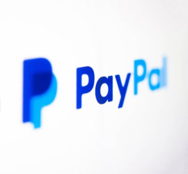 Kyiv, Ukrayna - 9 Mart 2021: Ekranda PayPal logosu. PayPal çevrimiçi ödeme sistemi işleten bir Amerikan şirketidir.. 