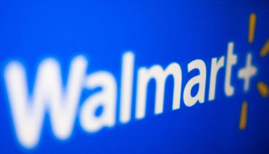 Kyiv, Ukrayna - 9 Mart 2021: Walmart logosu ekranda. Walmart, Amerika Birleşik Devletleri 'nde hipermarketler, indirim mağazaları ve marketler zinciri işleten çok uluslu bir perakende satış şirketidir.,