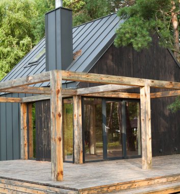 Modern kamp evinin inşaatı. Tatil için kiraladım. Kamp kulübesi.