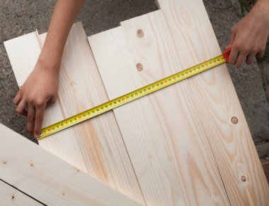 Mezurayla ölçüyorum. Ölçmek için bir araç. Joiner 'in (marangoz) atölyesi. Yakın plan..