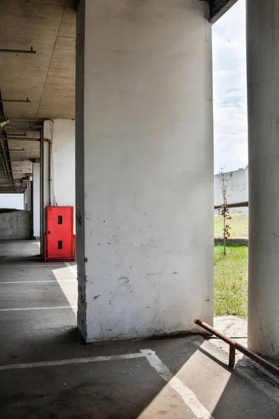 Parking Pod Budynkiem Parking Podziemny Betonowe Kolumny Czerwona Szafka Przeciwpożarowa — Zdjęcie stockowe