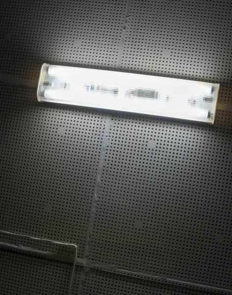 Tavandaki lamba karanlıkta parlıyor. Elektrik ışığı.