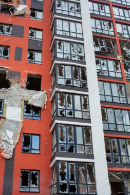 Irpin, Kyiv bölgesi, Ukrayna - 12 Nisan 2022: Rus işgali. Yerleşim yerleri, Rus bombardımanlarından zarar gördü. Bombardıman ve ateş izleri. Yıkılmış daireler.
