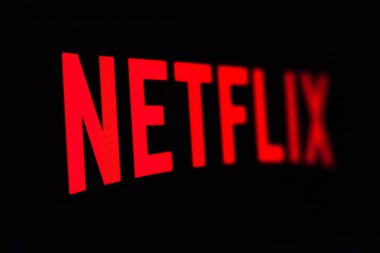 Kyiv, Ukrayna - 9 Mart 2021: Netflix logosu ekranda. Netflix, ABD 'li içerik platformu ve yapım şirketidir..