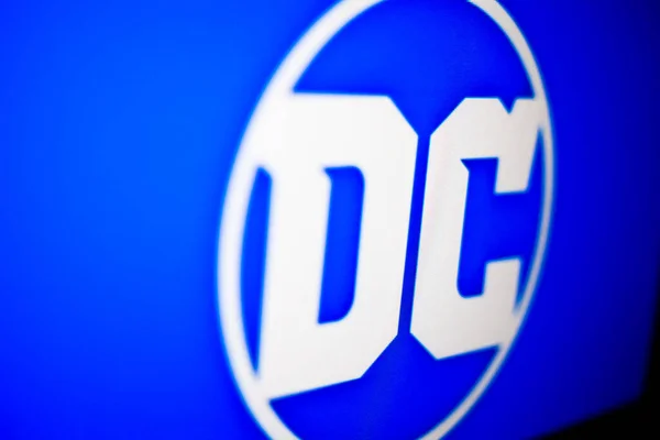Kyiv, Ukrayna - 9 Mart 2021: DC logosu ekranda. Ünlü Amerikan çizgi roman yayıncısı ve DC Entertainment 'in amiral gemisi..