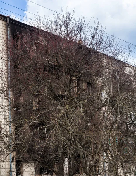 우크라이나 키예프 2022 러시아의 우크라이나 러시아의 포격으로 손상된 주거용 화염의 — 스톡 사진