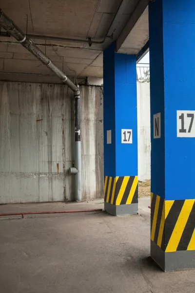 建物の下の駐車場 地下駐車場 コンクリート柱 — ストック写真