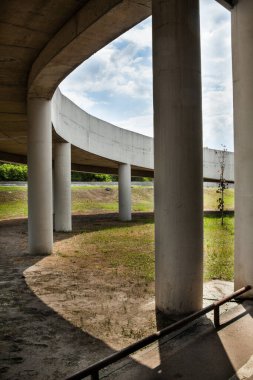 Sınıf ayrımlı yol kavşağının rampası. Alt görünüm.