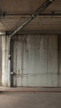 Kirli gri beton duvar ve metal boru. Endüstriyel yapı.