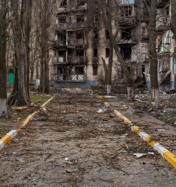 Irpin, Kyiv bölgesi, Ukrayna - 12 Nisan 2022: Rus işgali. Yerleşim yerleri, Rus bombardımanlarından zarar gördü. Bombardıman ve ateş izleri. Yıkılmış daireler.