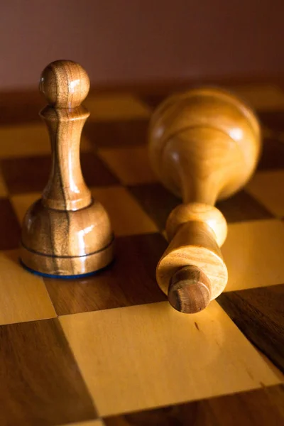 Pěšák Zvítězí Nad Králem Dřevěné Šachové Figurky Šachovnici Šachy — Stock fotografie