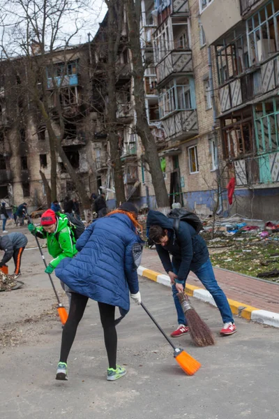 2022年4月12日 ロシアによるウクライナ侵攻 解放されたが破壊された町を掃除するボランティア ロシアの砲撃 火災の痕跡 — ストック写真
