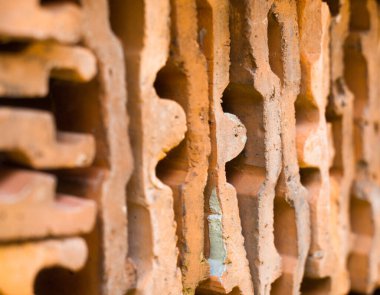 Turuncu çatı fayansları. İnşaat malzemeleri. Çatı malzemesi. Döşeme yığını. Yakın plan..