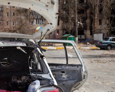 Irpin, Kyiv bölgesi, Ukrayna - 12 Nisan 2022: Rus işgali. Araba Rus bombardımanından hasar gördü. Yerleşim bölgesi Rus bombardımanlarıyla yok edildi. Bombardıman ve ateş izleri var.. 