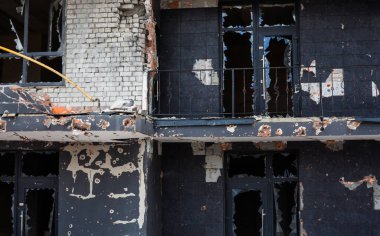 Irpin, Kyiv bölgesi, Ukrayna - 12 Nisan 2022: Rus işgali. Yerleşim yerleri, Rus bombardımanlarından zarar gördü. Bombardıman ve ateş izleri. Yıkılmış daireler.