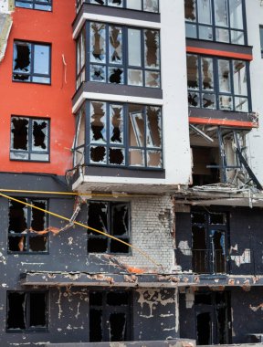 Irpin, Kyiv bölgesi, Ukrayna - 12 Nisan 2022: Rus işgali. Yerleşim yerleri, Rus bombardımanlarından zarar gördü. Bombardıman ve ateş izleri. Yıkılmış daireler.
