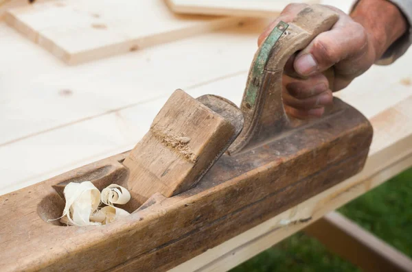 Werken Met Een Handvliegtuig Gereedschap Van Timmerman Houtbewerkingsinstrument Close — Stockfoto