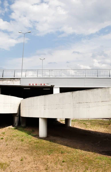 Die Rampe Der Gradgetrennten Straßenkreuzung Straße Unter Der Brücke — Stockfoto