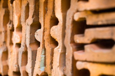 Turuncu çatı fayansları. İnşaat malzemeleri. Çatı malzemesi. Döşeme yığını. Yakın plan..