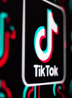 Kyiv, Ukrayna - 9 Mart 2021: Ekranda TikTok logosu. Popüler sosyal ağ. Video paylaşım sosyal ağ hizmeti.