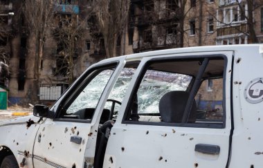 Irpin, Kyiv bölgesi, Ukrayna - 12 Nisan 2022: Rus işgali. Araba Rus bombardımanından hasar gördü. Yerleşim bölgesi Rus bombardımanlarıyla yok edildi. Bombardıman ve ateş izleri var.. 