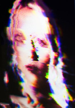 Arıza. Ekranda bir kadının yüzü var. Dijital objeler. Arıza sanatı. Dijital hatalar.