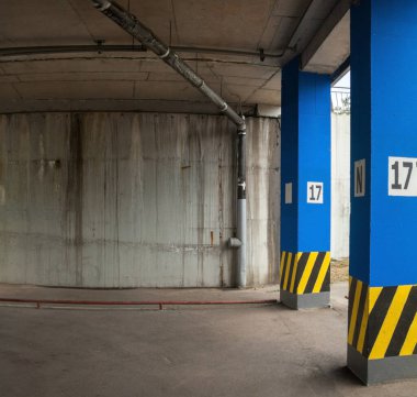 Binanın altına park etmek (otopark altı). Sayılı beton sütunlar.