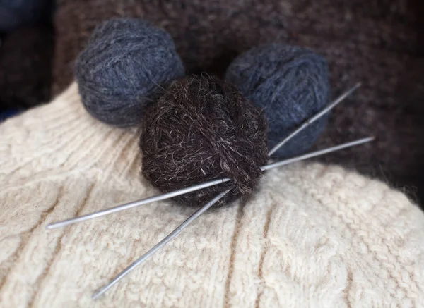 編み物 毛糸の玉で針を編む ニット生地 — ストック写真
