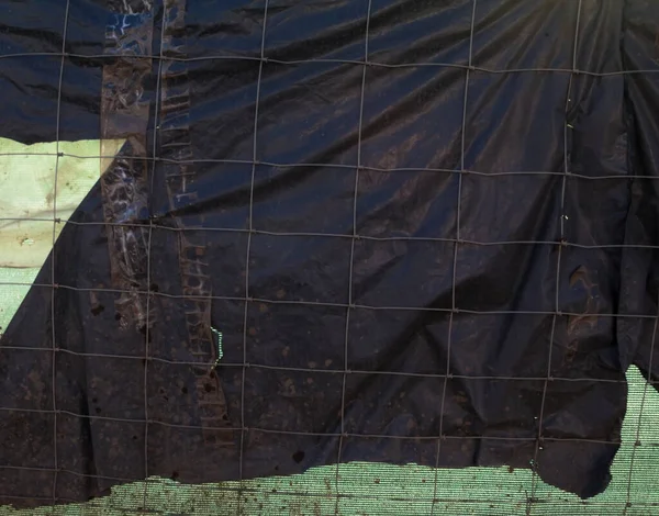 金属丝围栏及黑色和绿色合成纤维 — 图库照片