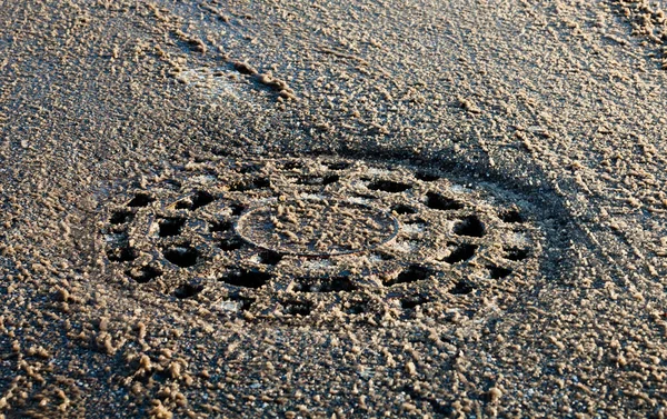 Csatorna Úton Télen Leeresztő Rács Olvasztott Úton — Stock Fotó