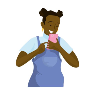 Akıllı telefonu beyazın üstünde tutan kadın.