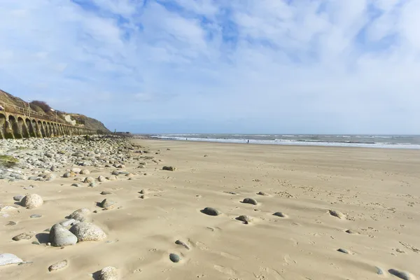 Пейзаж формата широкий угол галечный пляж и голубое небо — стоковое фото