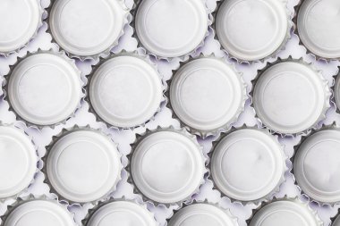 beyaz zemin üzerine metal bira Şişe Üstler